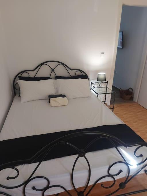 Houlia Home Διαμέρισμα Με Δωρεάν Χώρο Στάθμευσης Steniaí Extérieur photo